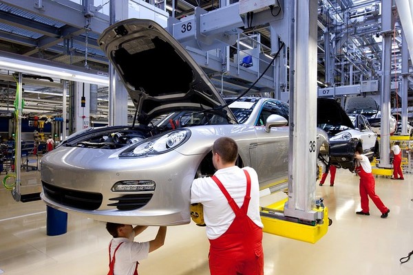 new production and logistics system being used at Porsche�s factory in Leipzig for the production of the new Porsche Panamera which commenced last month